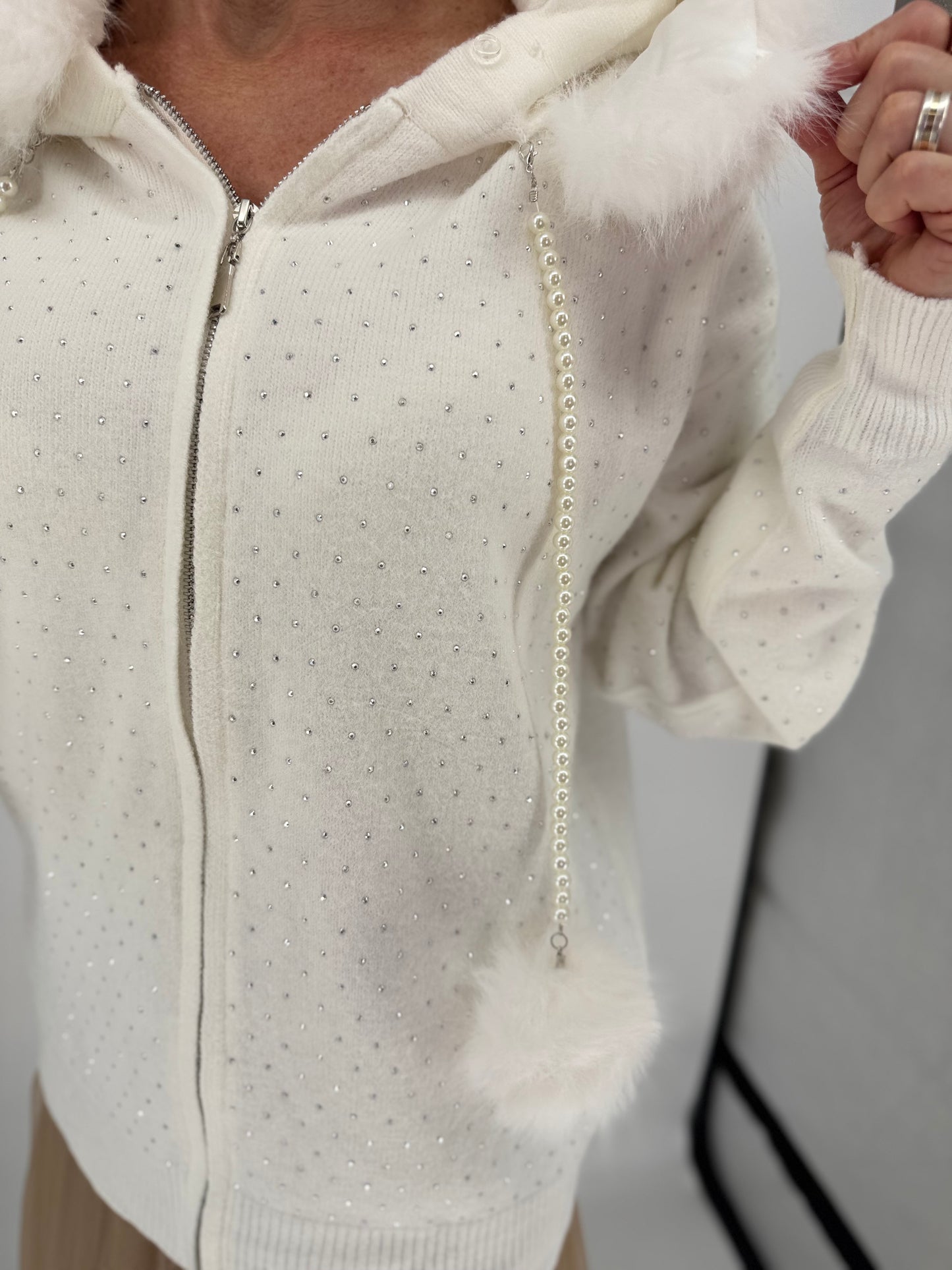 Kuschelige Strickjacke mit Fell-Details, weiss