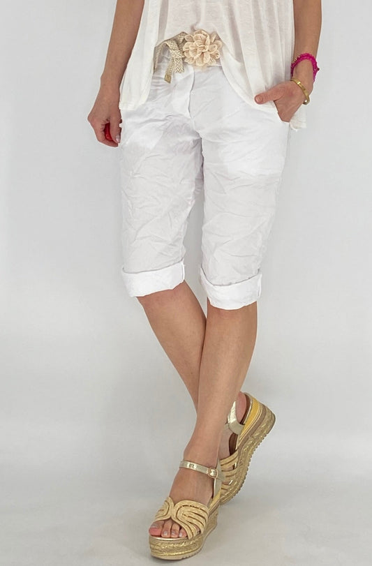 Kurze Hose mit Blumen-Gürtel, weiß