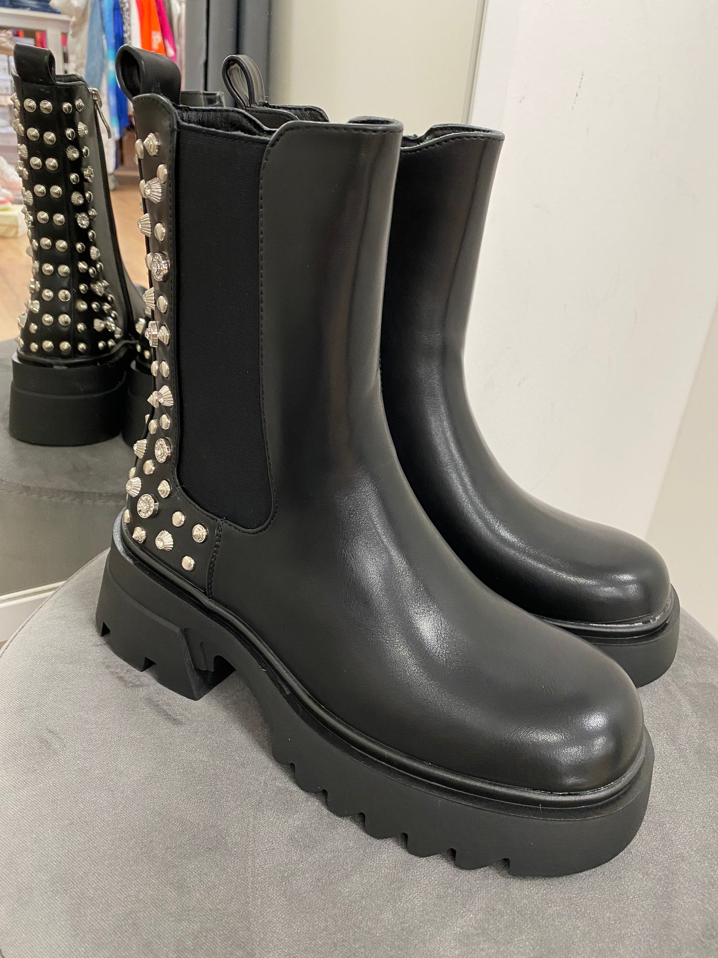 Boots schwarz mit Nieten und Strass