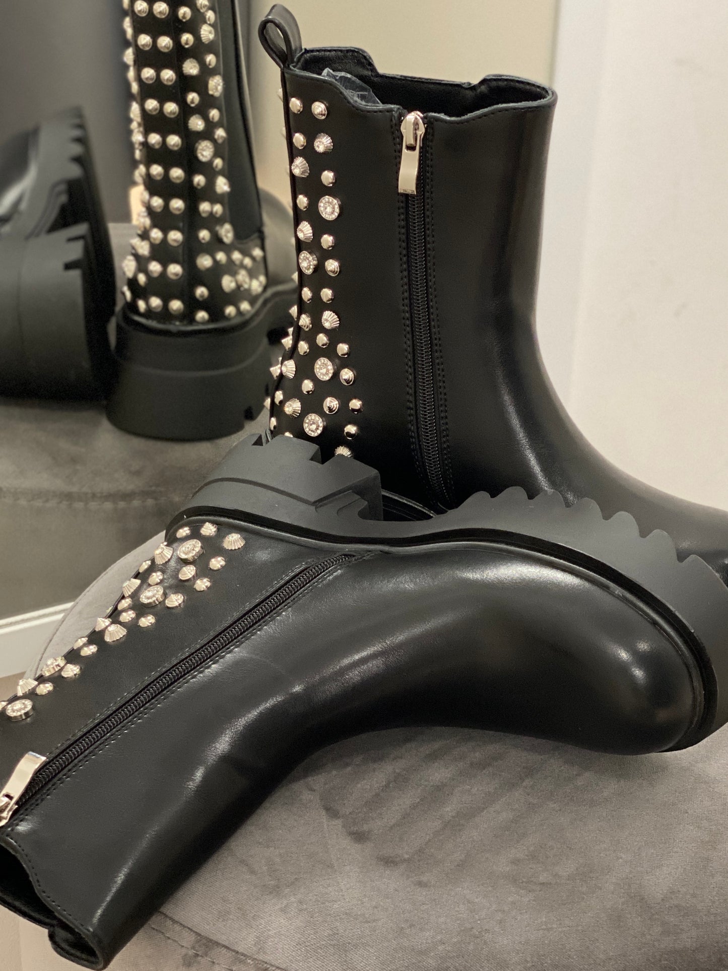 Boots schwarz mit Nieten und Strass