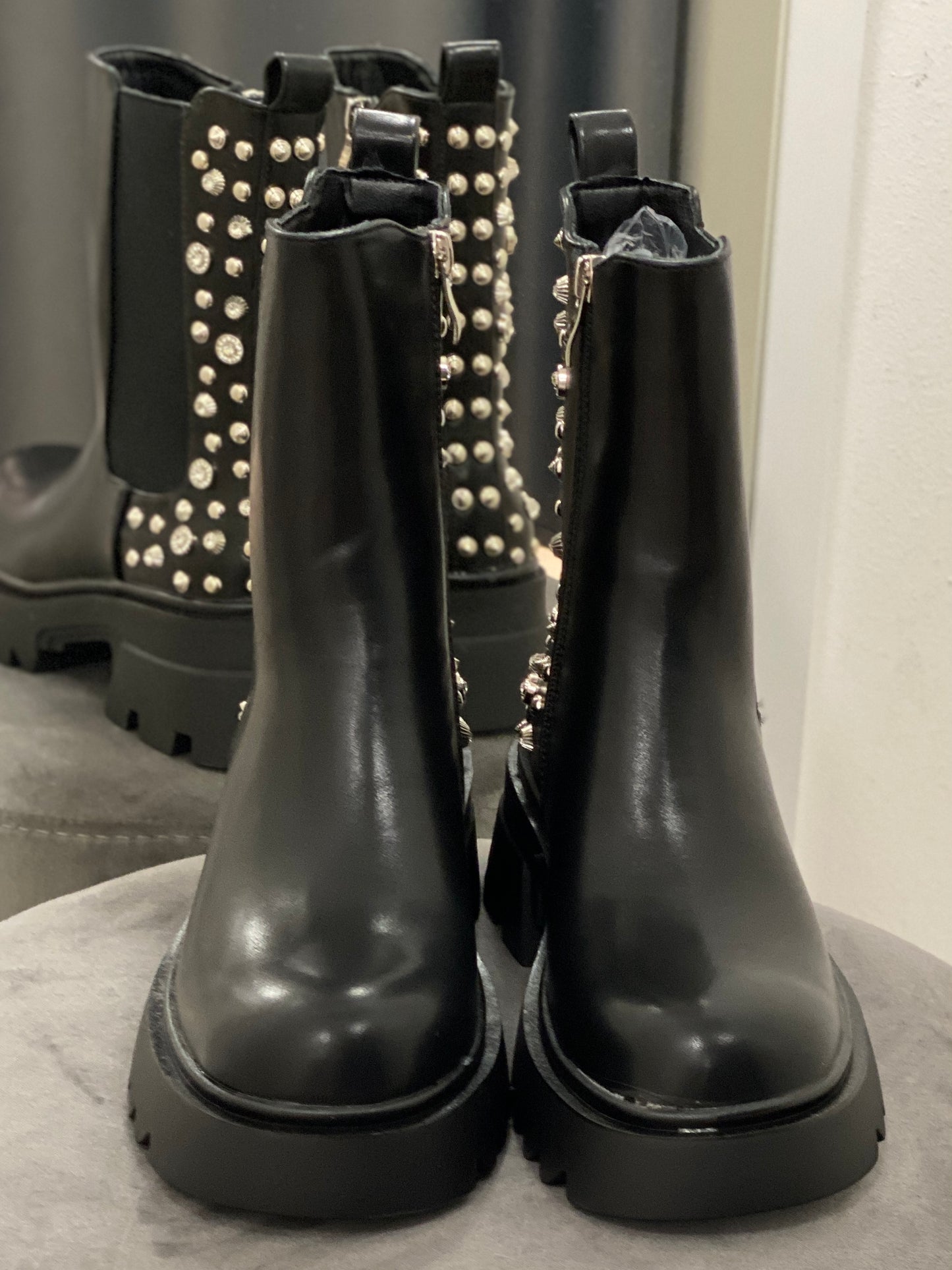 Boots schwarz mit Nieten und Strass