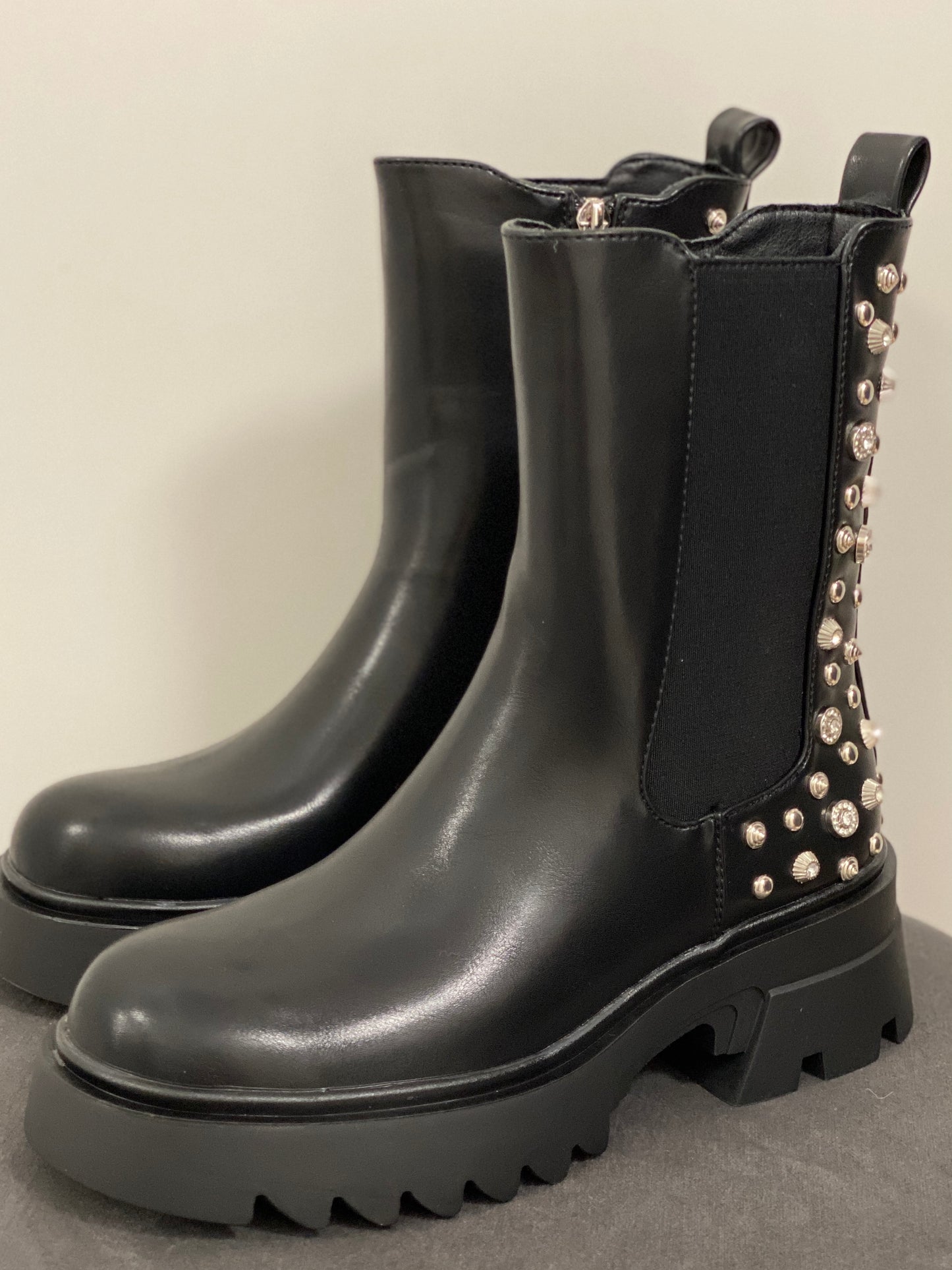 Boots schwarz mit Nieten und Strass