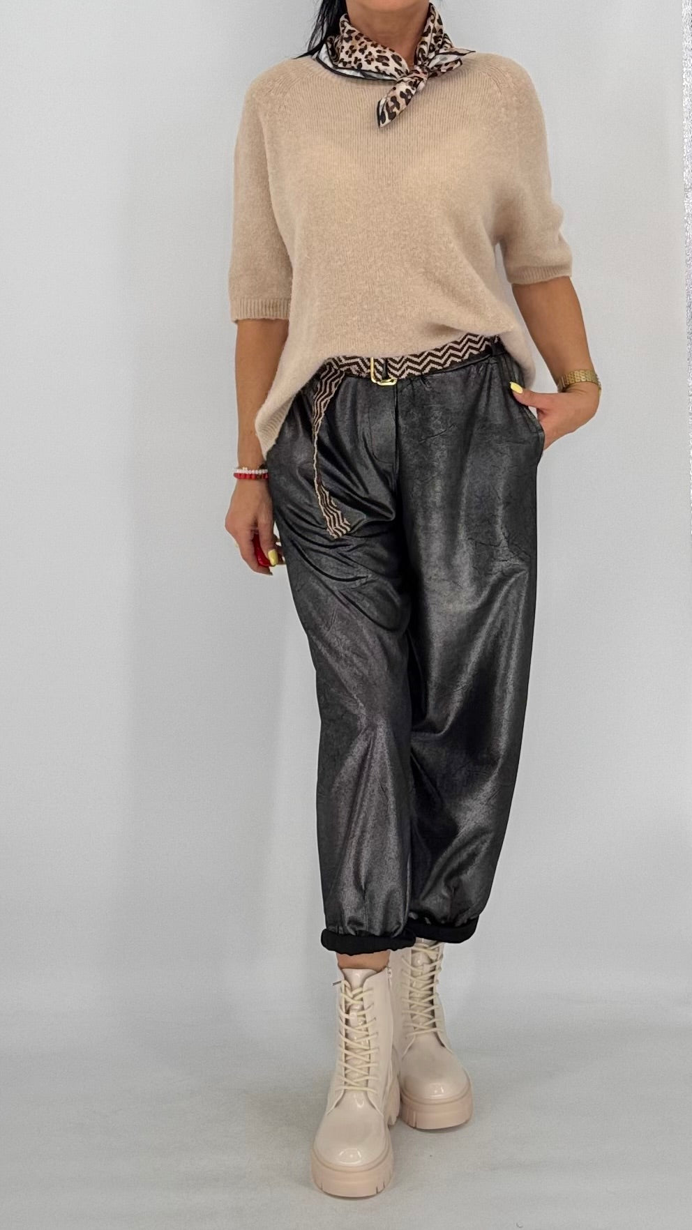Stylische Hose mit Schimmer-Effekt und Gürtel, schwarz