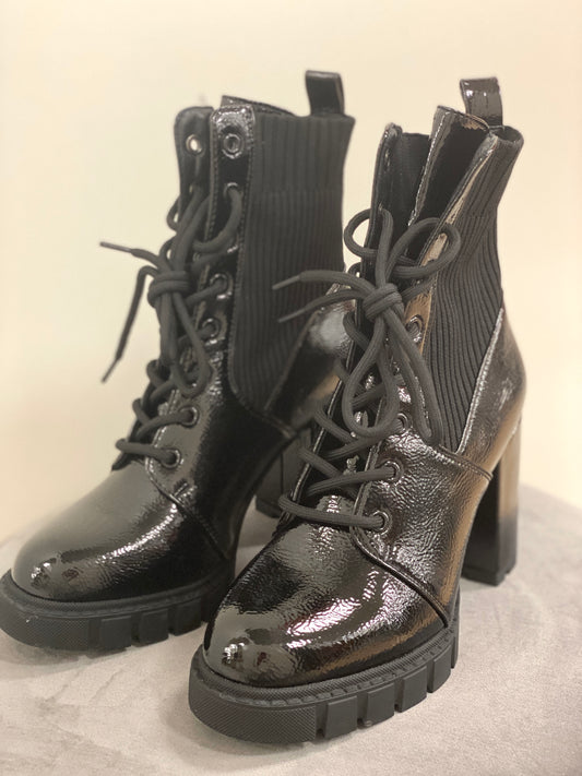 Boots Lack in schwarz mit Absatz