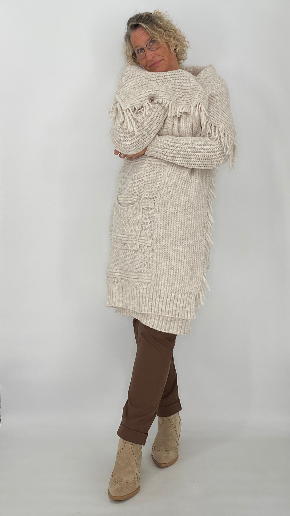 Langer Strickcardigan mit Fransen, Beige