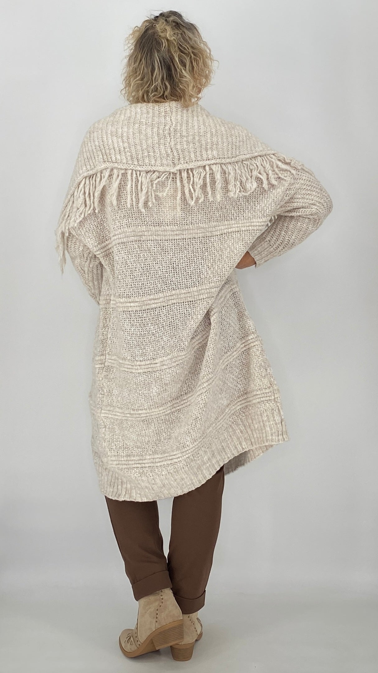 Langer Strickcardigan mit Fransen, Beige