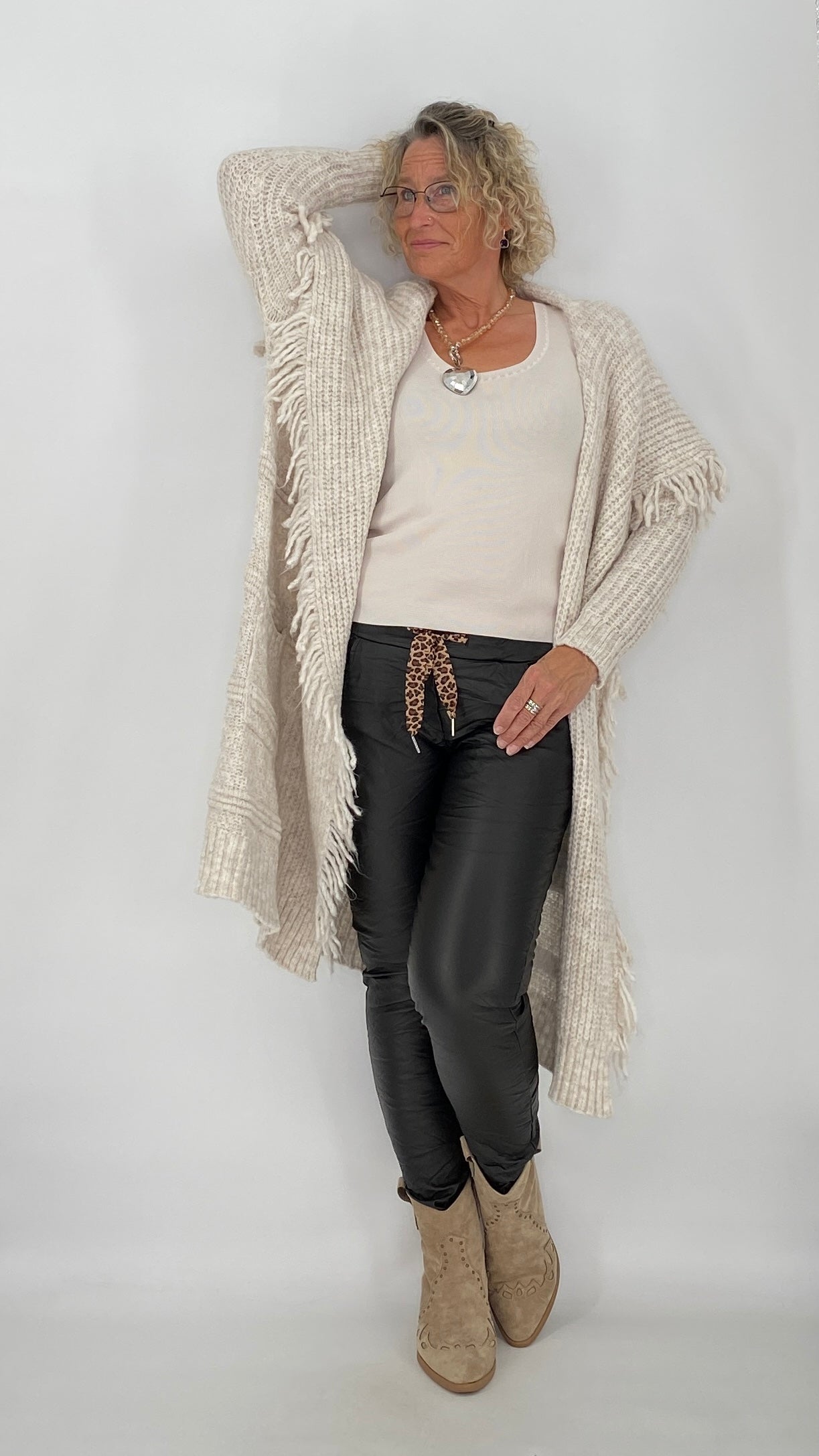 Langer Strickcardigan mit Fransen, Beige