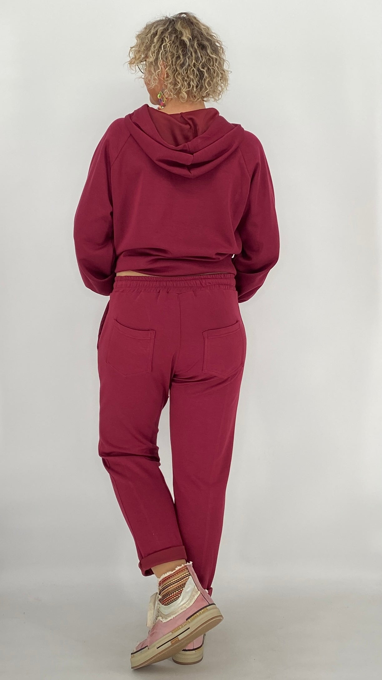 Hose mit genähter Bügelfalte, bordo, beige