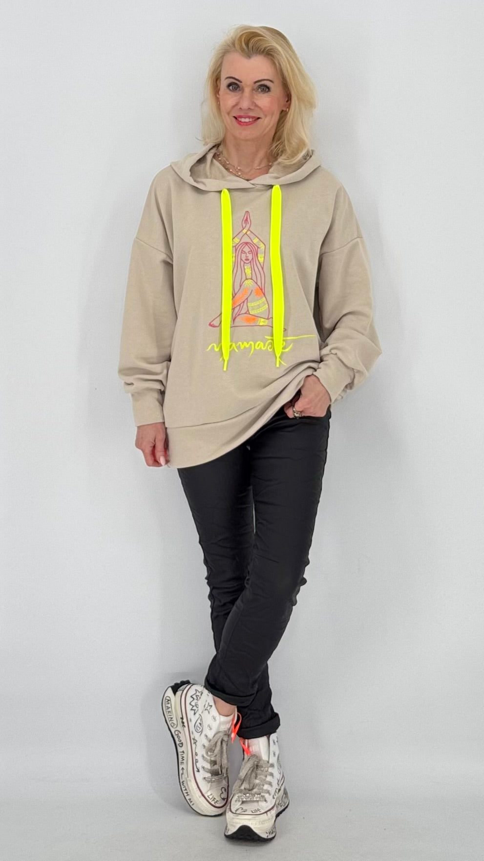 Sweatshirt "Namaste" mit Kapuze in schwarz, grün, beige