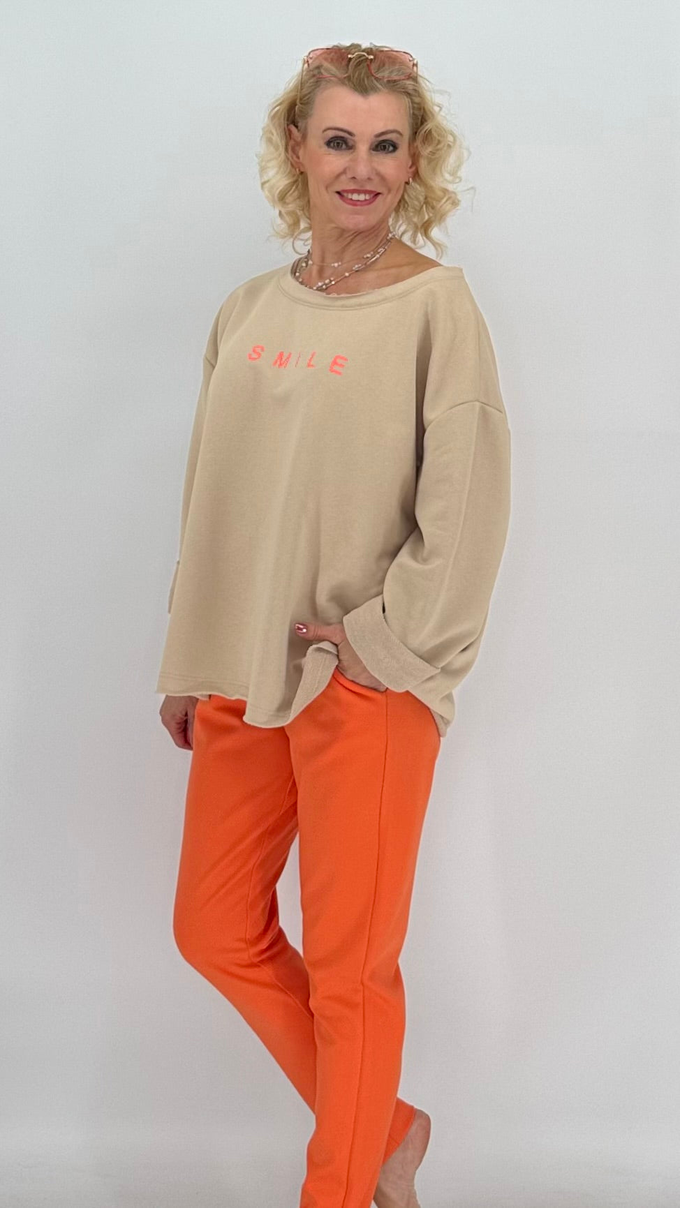 Sweatshirt in beige, "SMILE"
