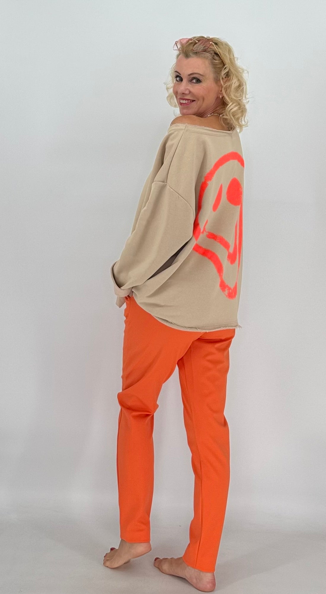 Sweatshirt in beige, "SMILE"