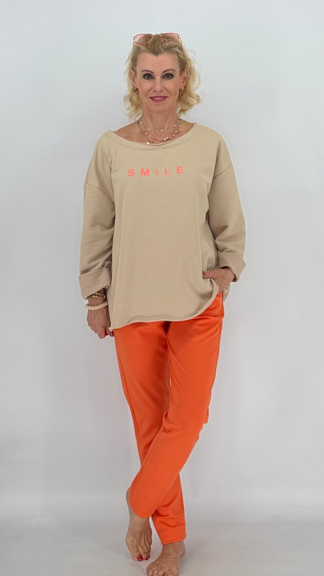 Sweatshirt in beige, "SMILE"