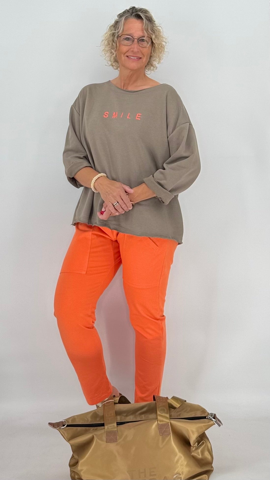 Sweatshirt in camel, "SMILE"