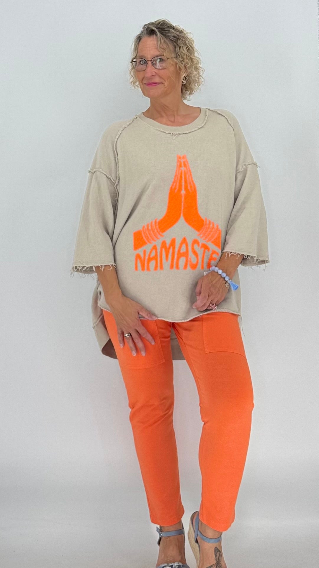 Sweatshirt in beige "NAMASTE"