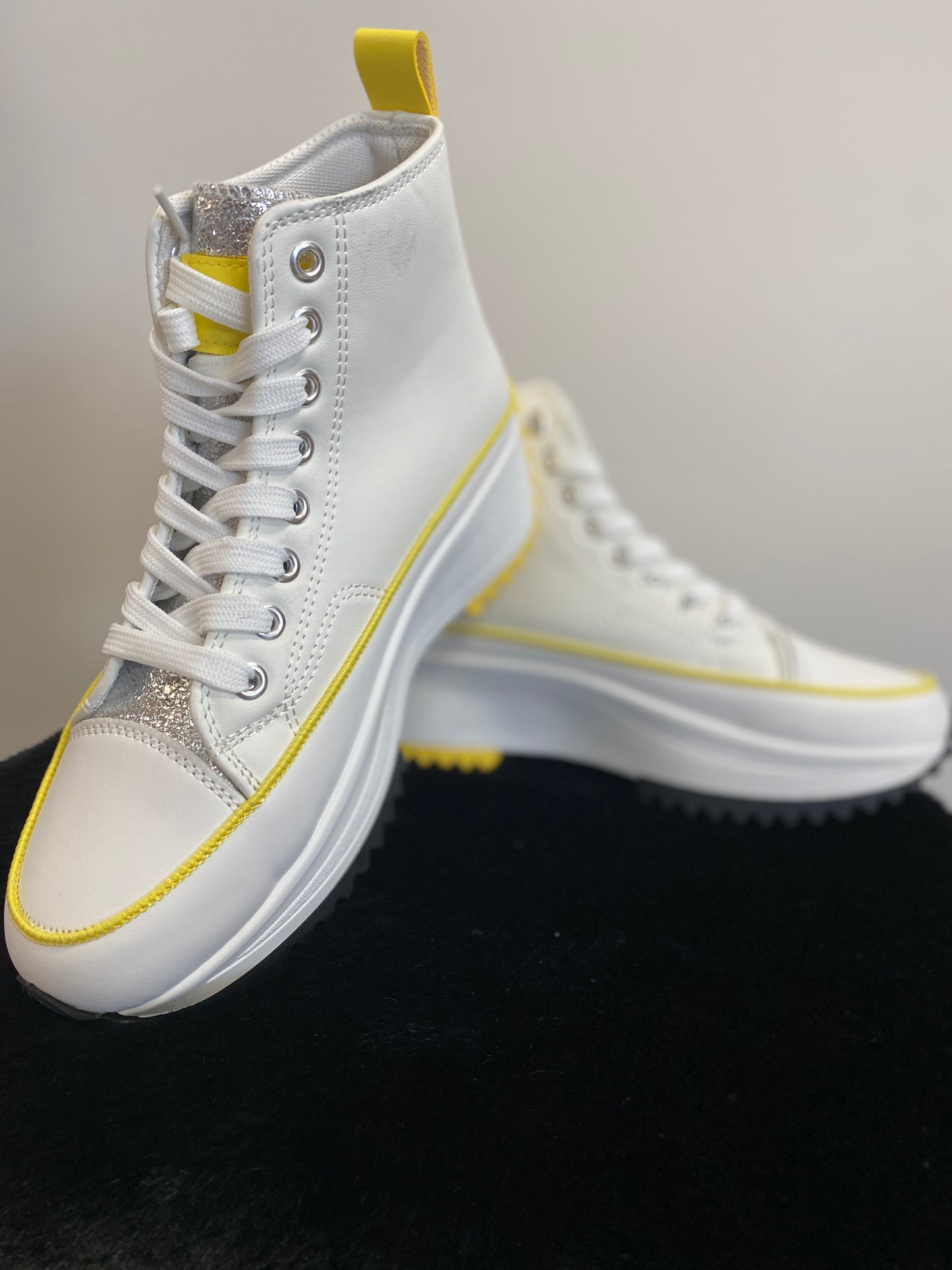 Sneaker "Smiley" weiß/gelb  mit silver metallic Zunge