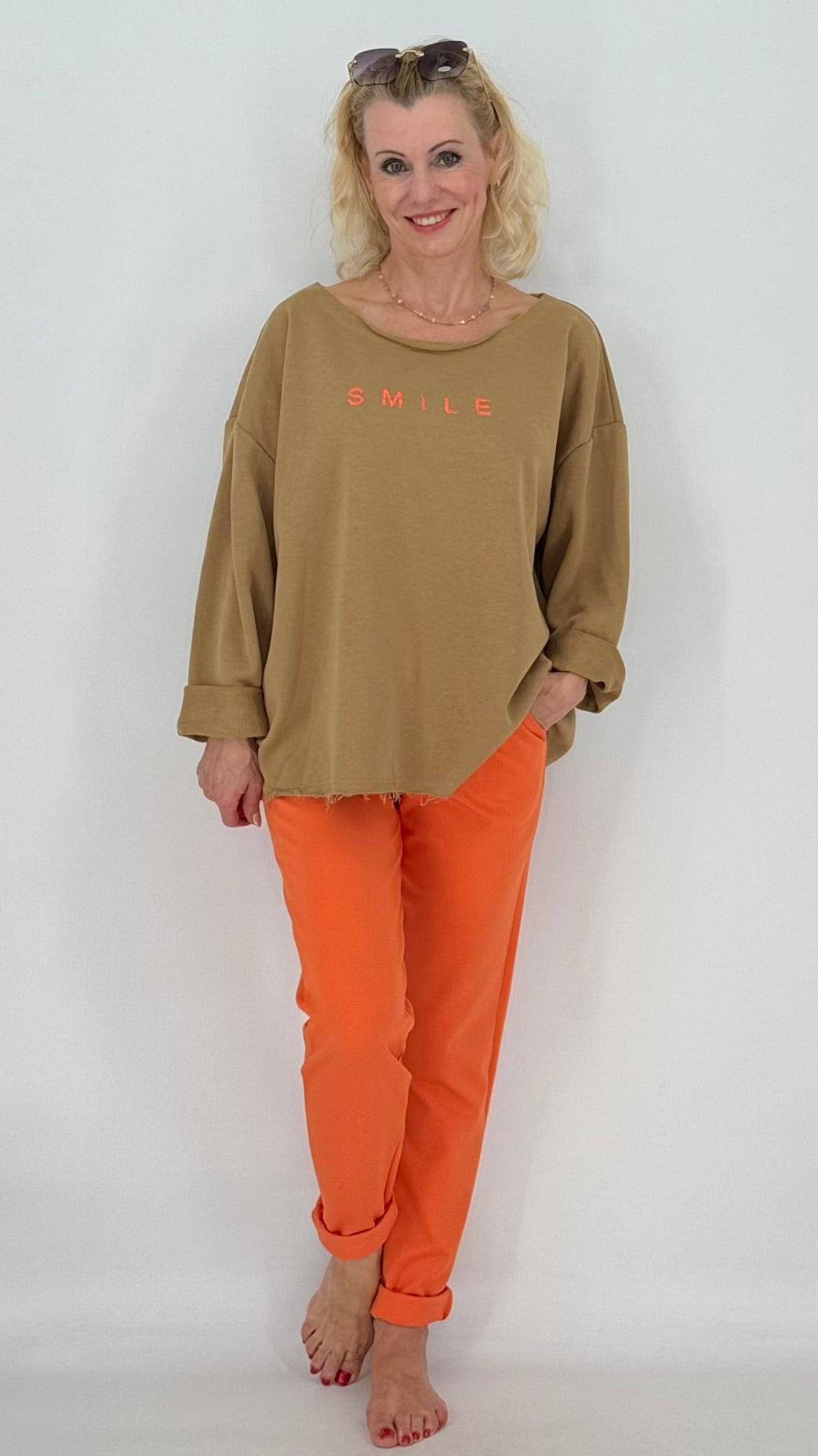 Sweatshirt in camel, "SMILE"
