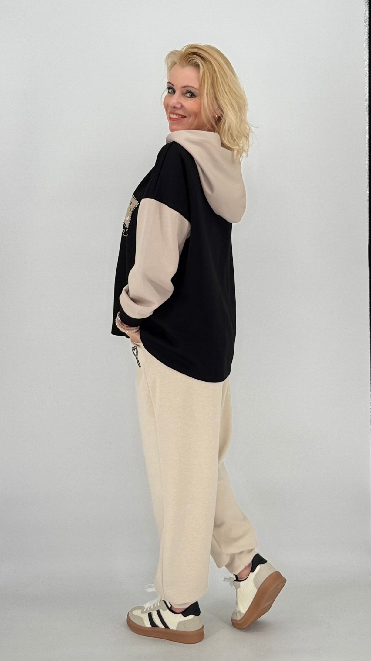 Hoodie beige/schwarz "CHIC"