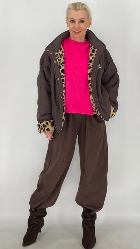 Moderne Wendejacke mit Leo-Fell-Optik & Stehkragen – Dunkelbraun / Leo