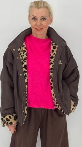 Moderne Wendejacke mit Leo-Fell-Optik & Stehkragen – Dunkelbraun / Leo