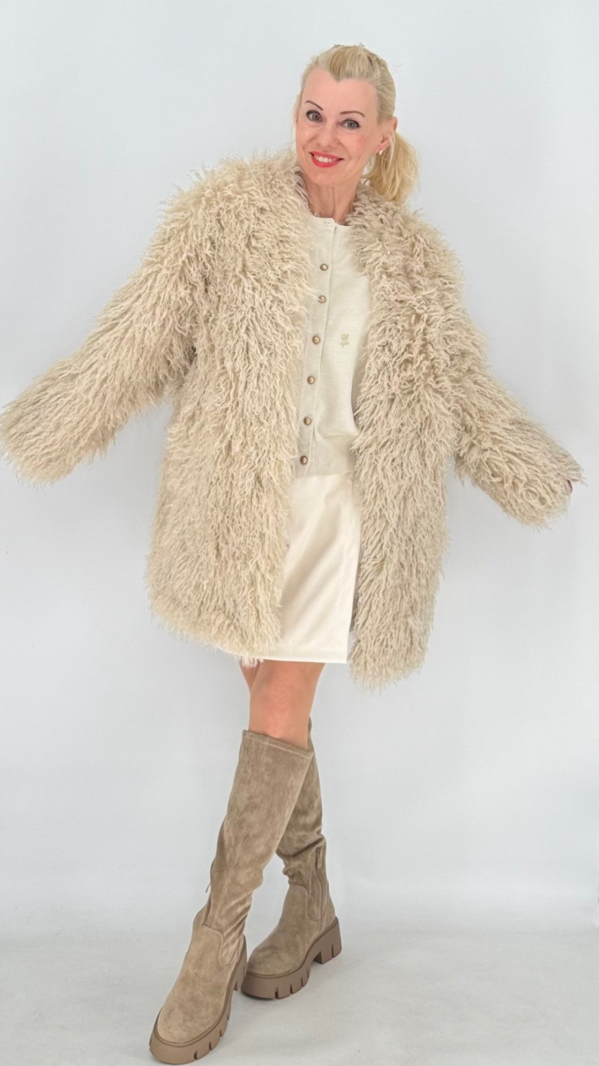Kuschelige Wendejacke im Zottel- & Wildleder-Look – Beige