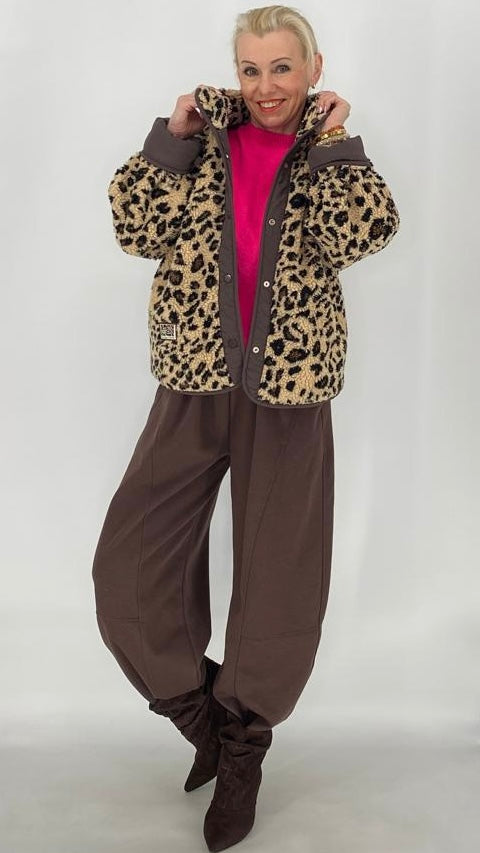 Moderne Wendejacke mit Leo-Fell-Optik & Stehkragen – Dunkelbraun / Leo