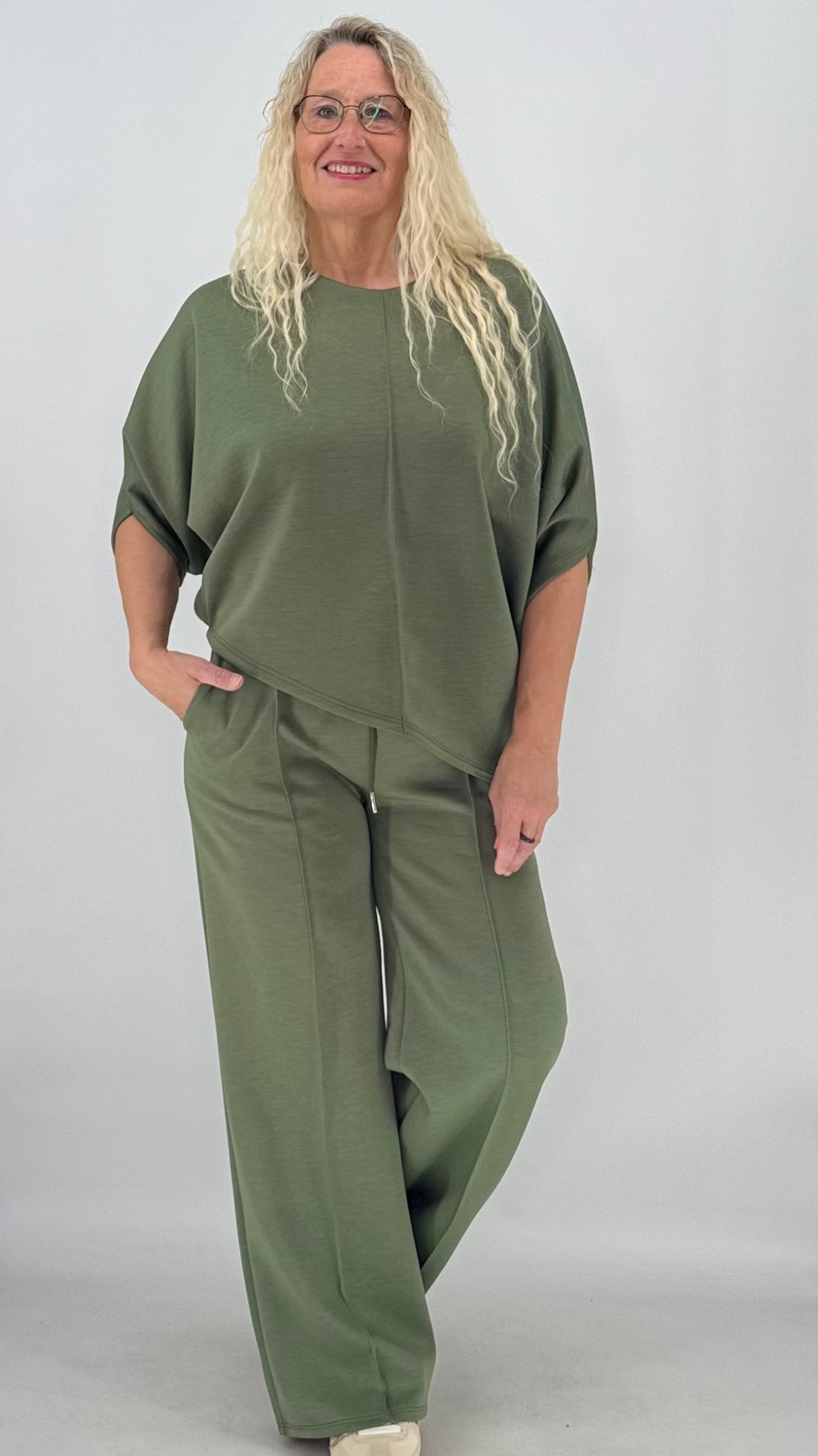 Damen Set : Hosen, Weites Bein und Oberteil Halbarm, in Olive