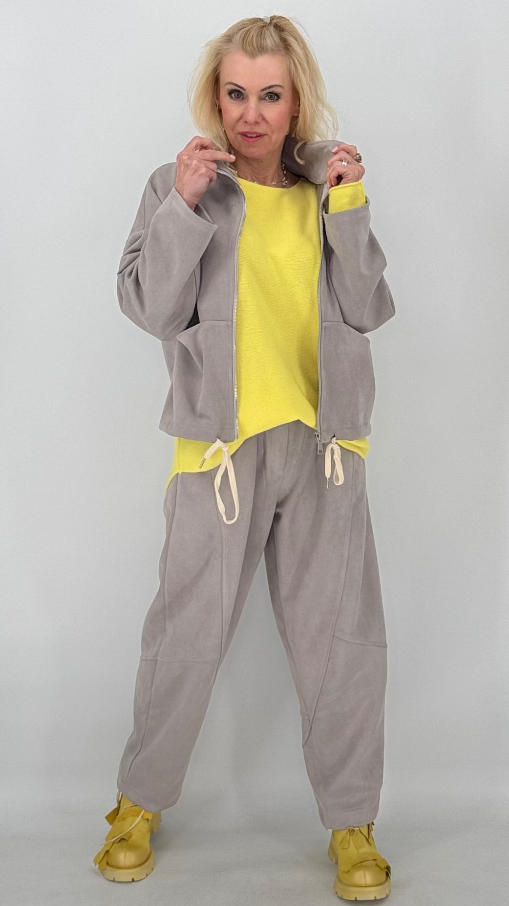 Jacke in Veloursleder-Optik in Grau