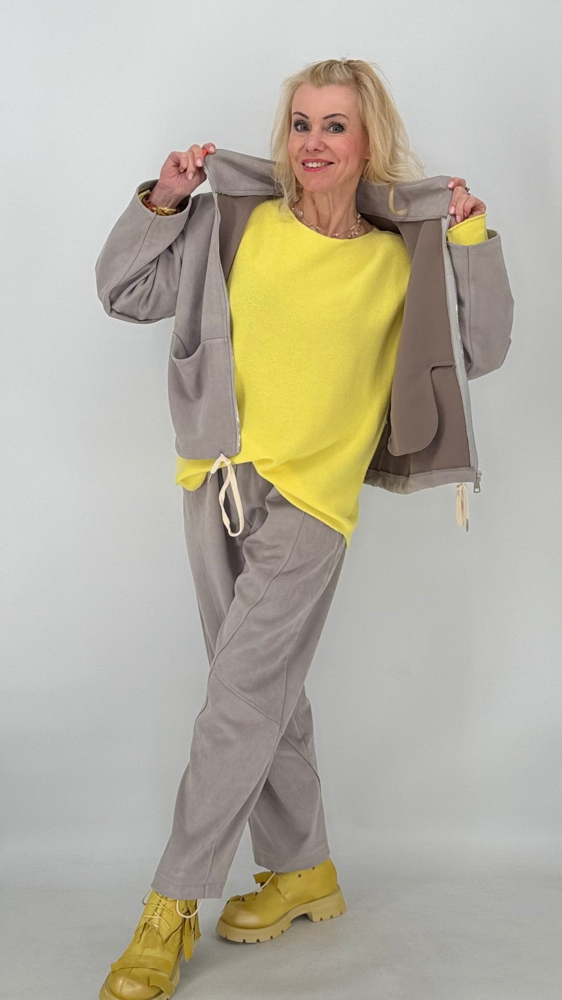 Jacke in Veloursleder-Optik in Grau