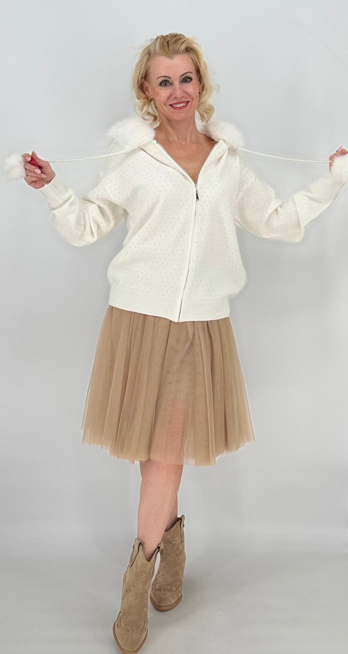 Kuschelige Strickjacke mit Fell-Details, weiss