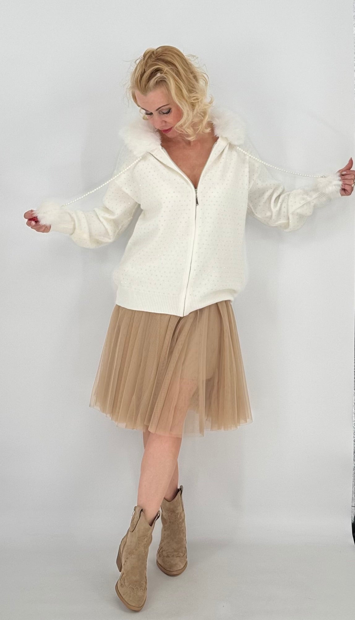 Kuschelige Strickjacke mit Fell-Details, weiss
