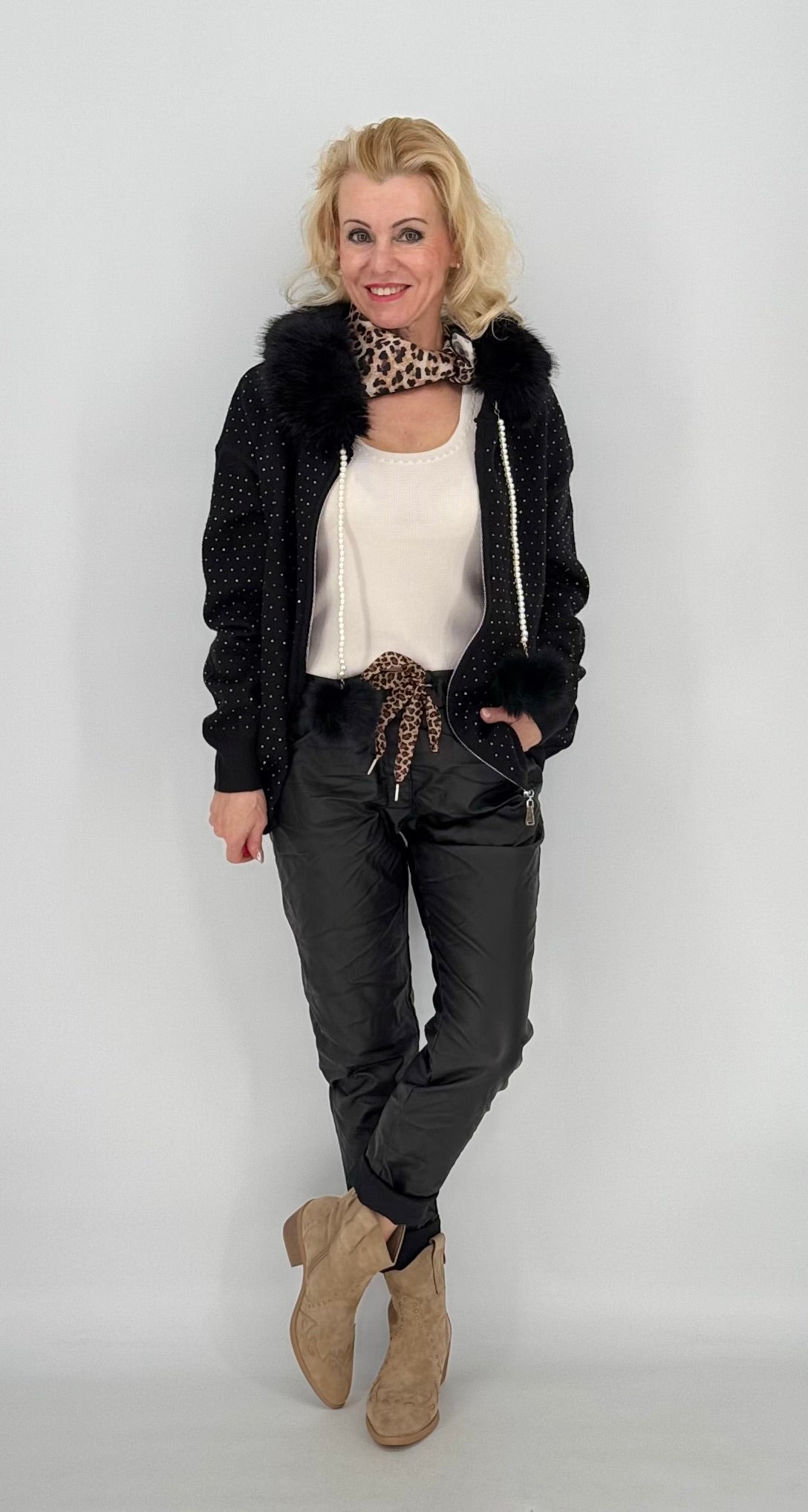 Kuschelige Strickjacke mit Fell-Details, schwarz