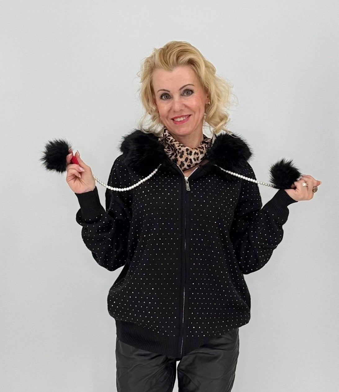 Kuschelige Strickjacke mit Fell-Details, schwarz