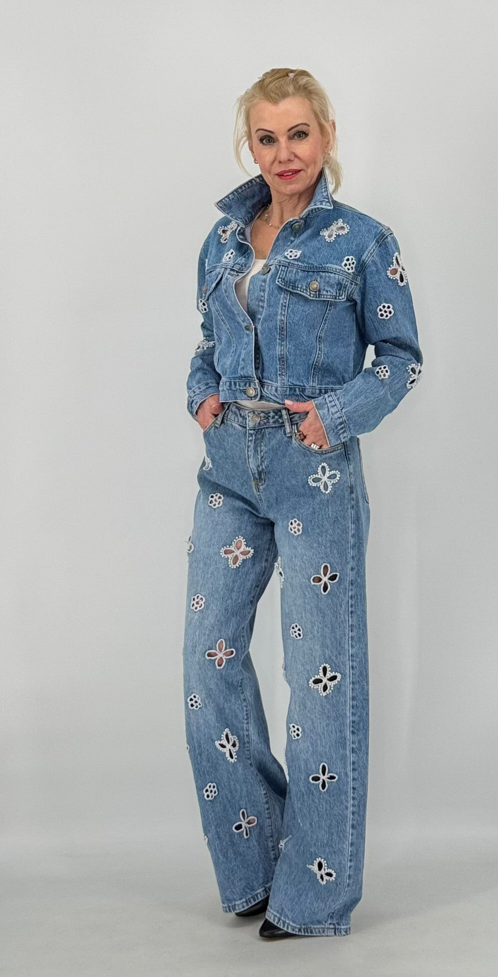 Jeans Jacke mit floralen Cut‑outs und Perlen-Blumen
