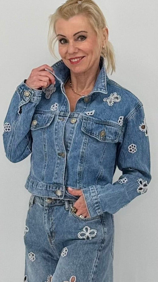 Jeans Jacke mit floralen Cut‑outs und Perlen-Blumen