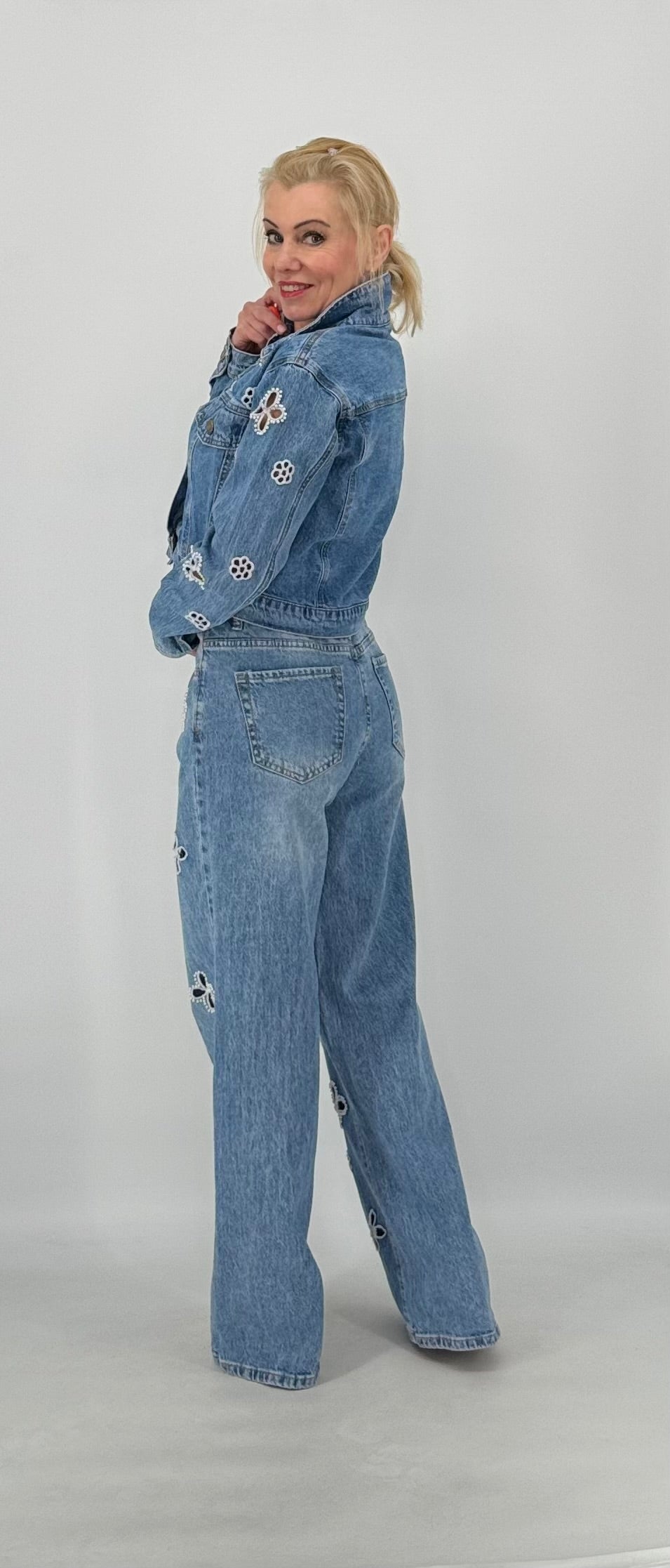 Jeans Jacke mit floralen Cut‑outs und Perlen-Blumen