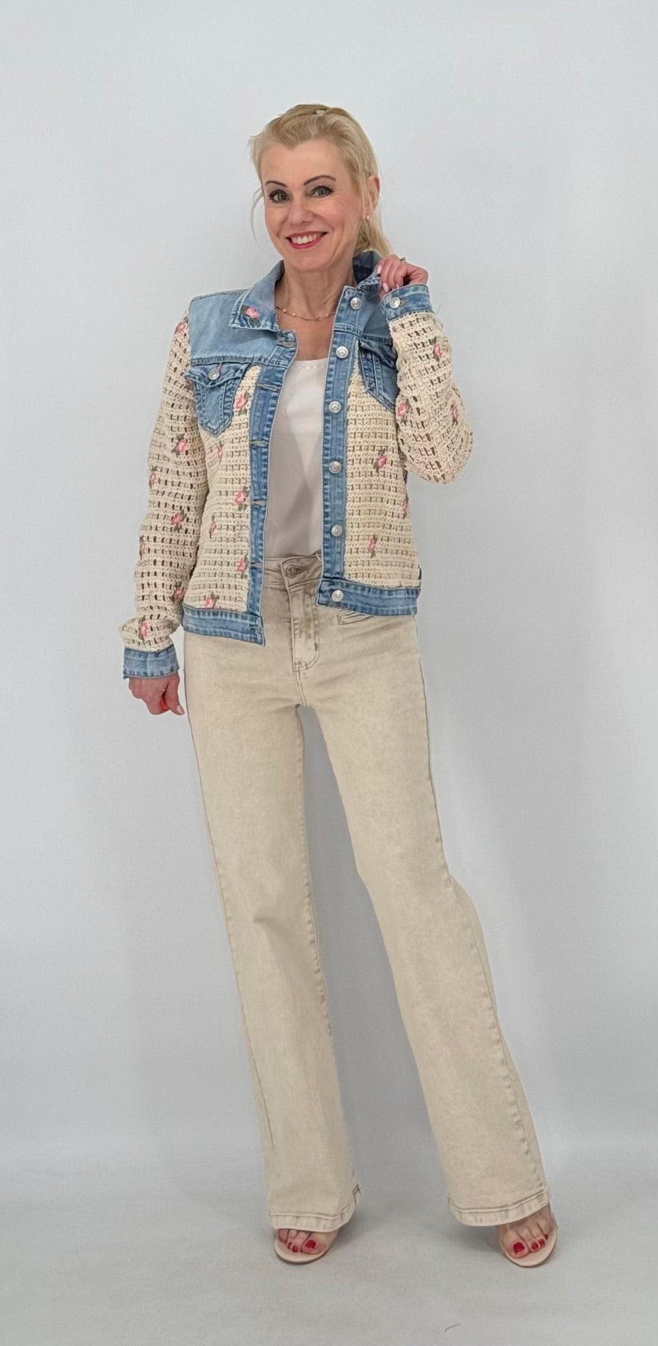 Jeans Jacke mit feinem Häkelstoff
