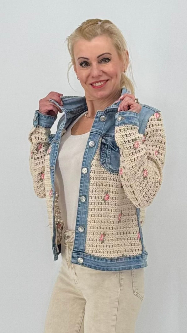 Jeans Jacke mit feinem Häkelstoff