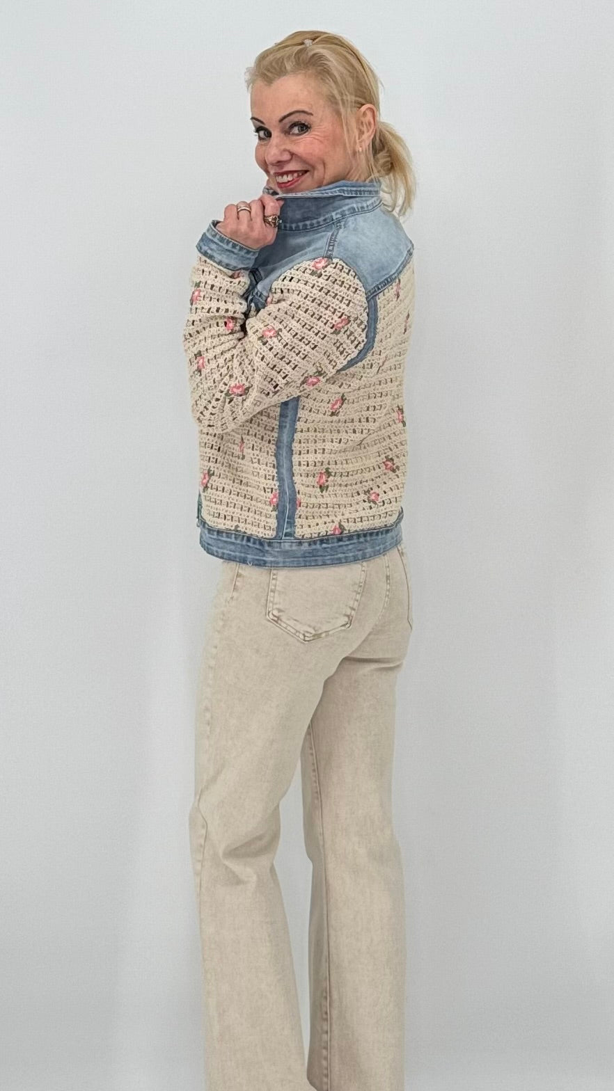 Jeans Jacke mit feinem Häkelstoff