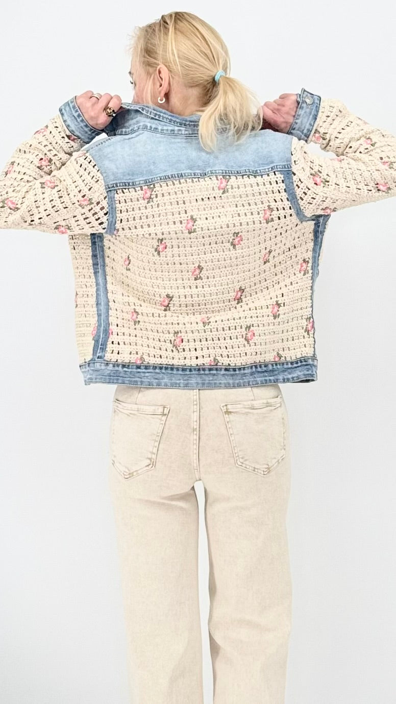 Jeans Jacke mit feinem Häkelstoff