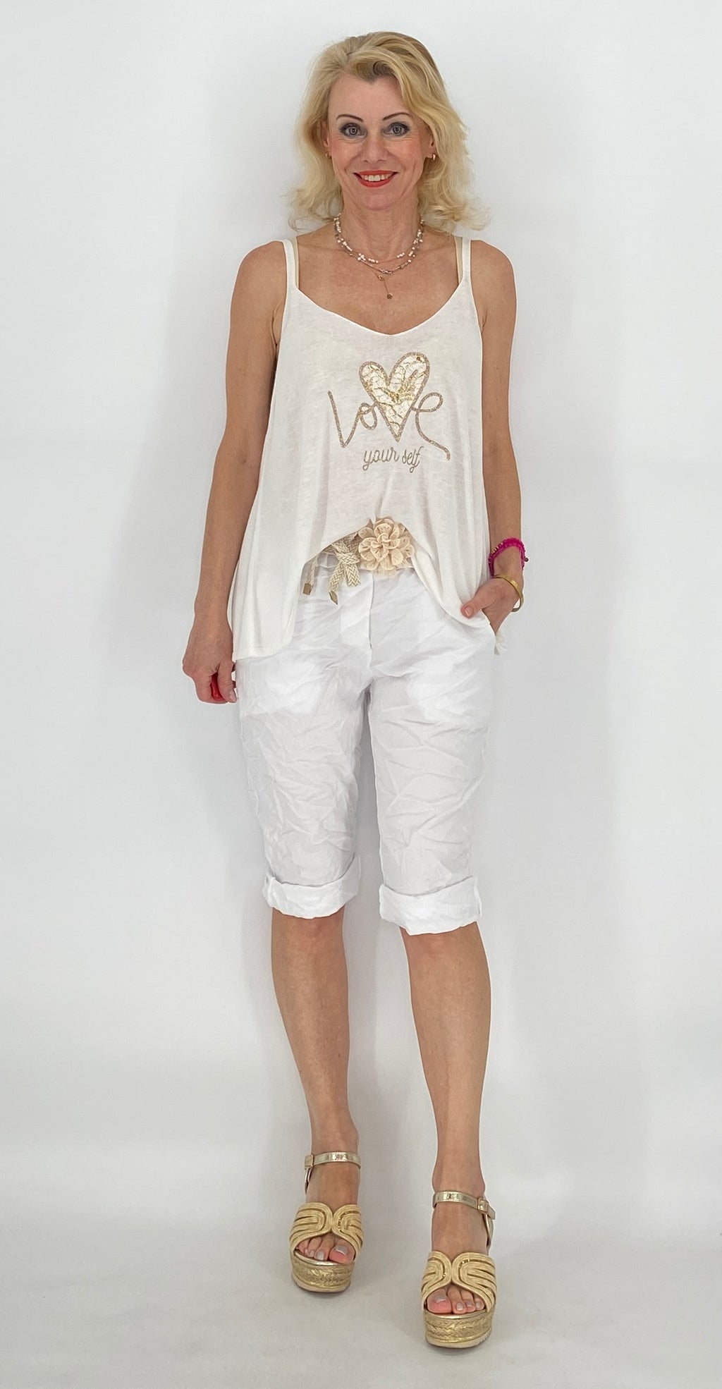 Kurze Hose mit Blumen-Gürtel, weiß