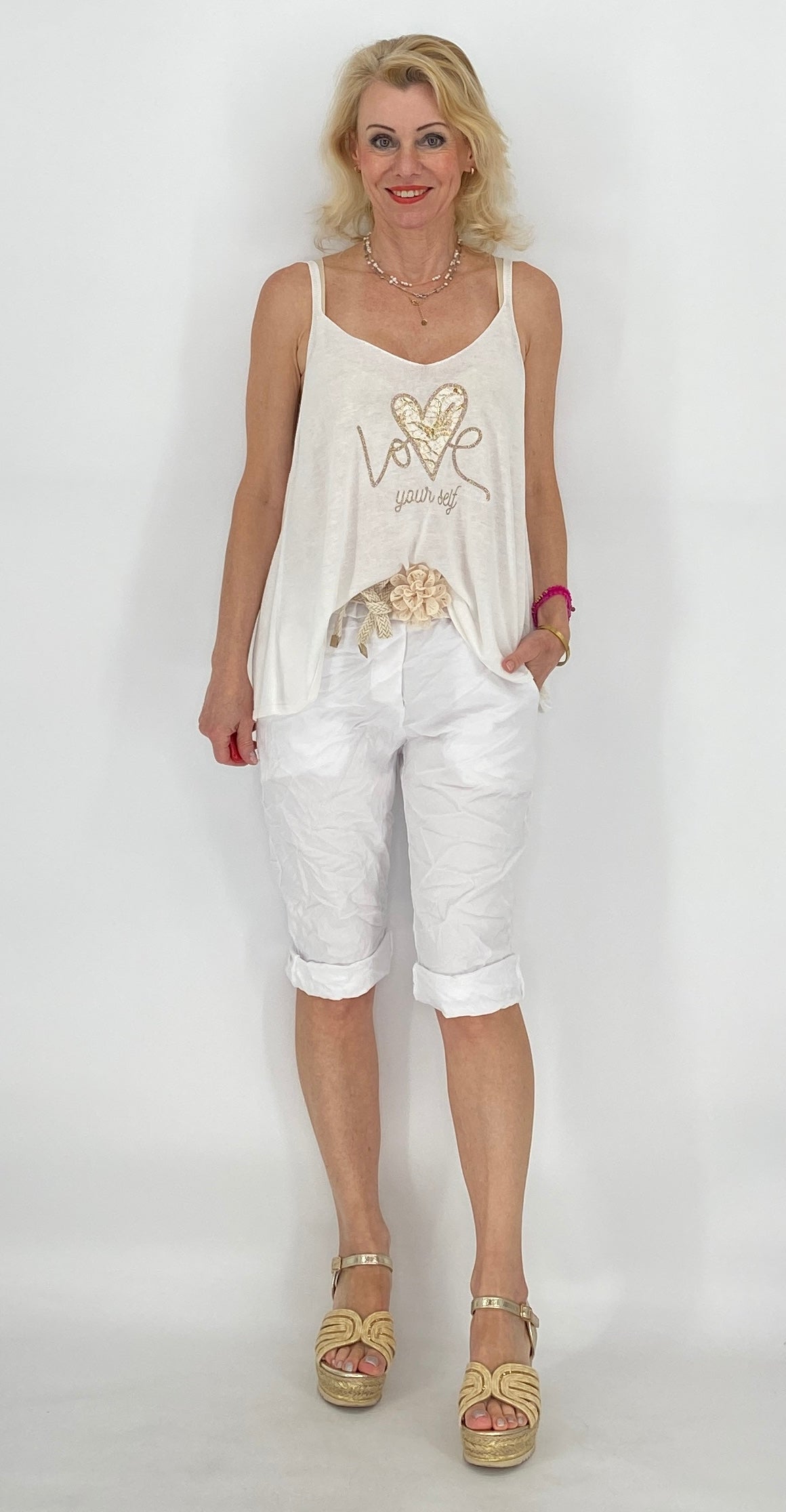 Kurze Hose mit Blumen-Gürtel, weiß