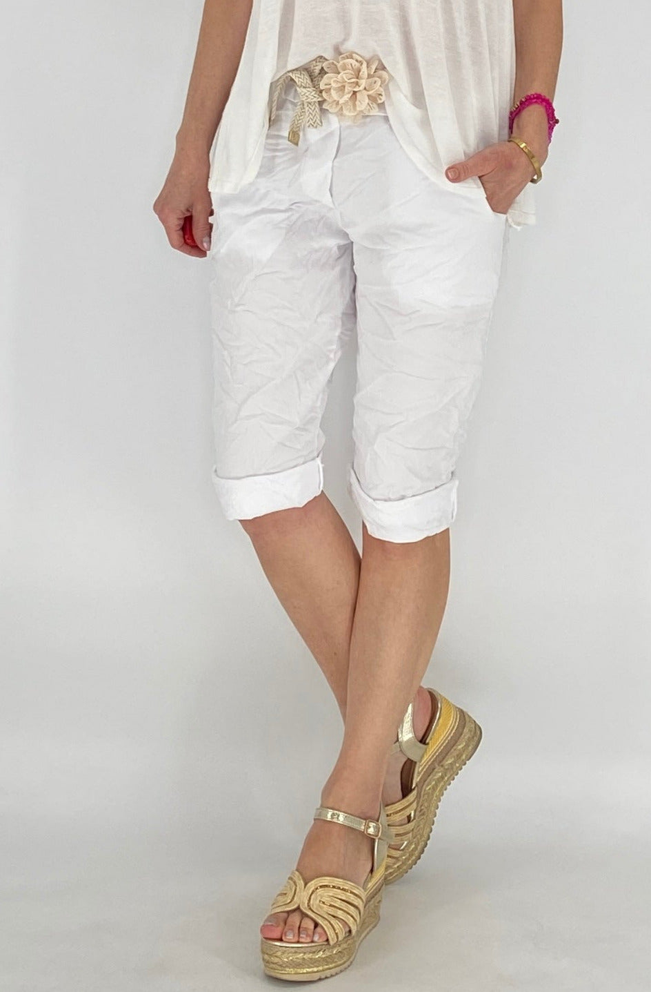 Kurze Hose mit Blumen-Gürtel, weiß