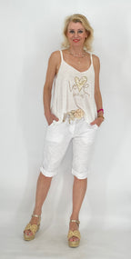 Kurze Hose mit Blumen-Gürtel, weiß