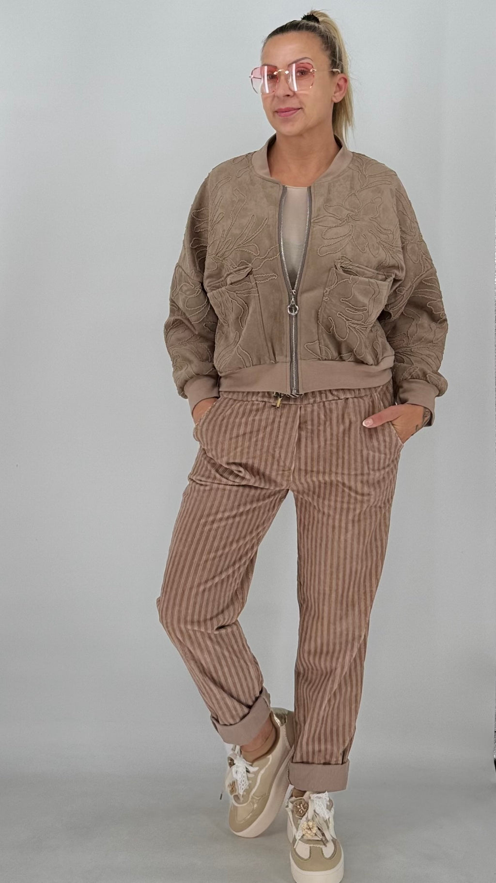 Bomberjacke mit Wildlederstruktur und Stickerei
