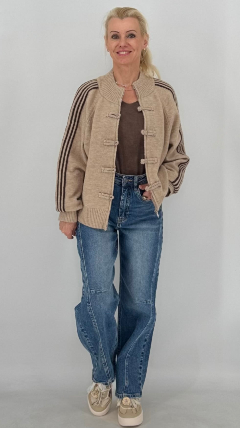 Pullover mit Reißverschluss und Knopfdetails mit Schlaufen
