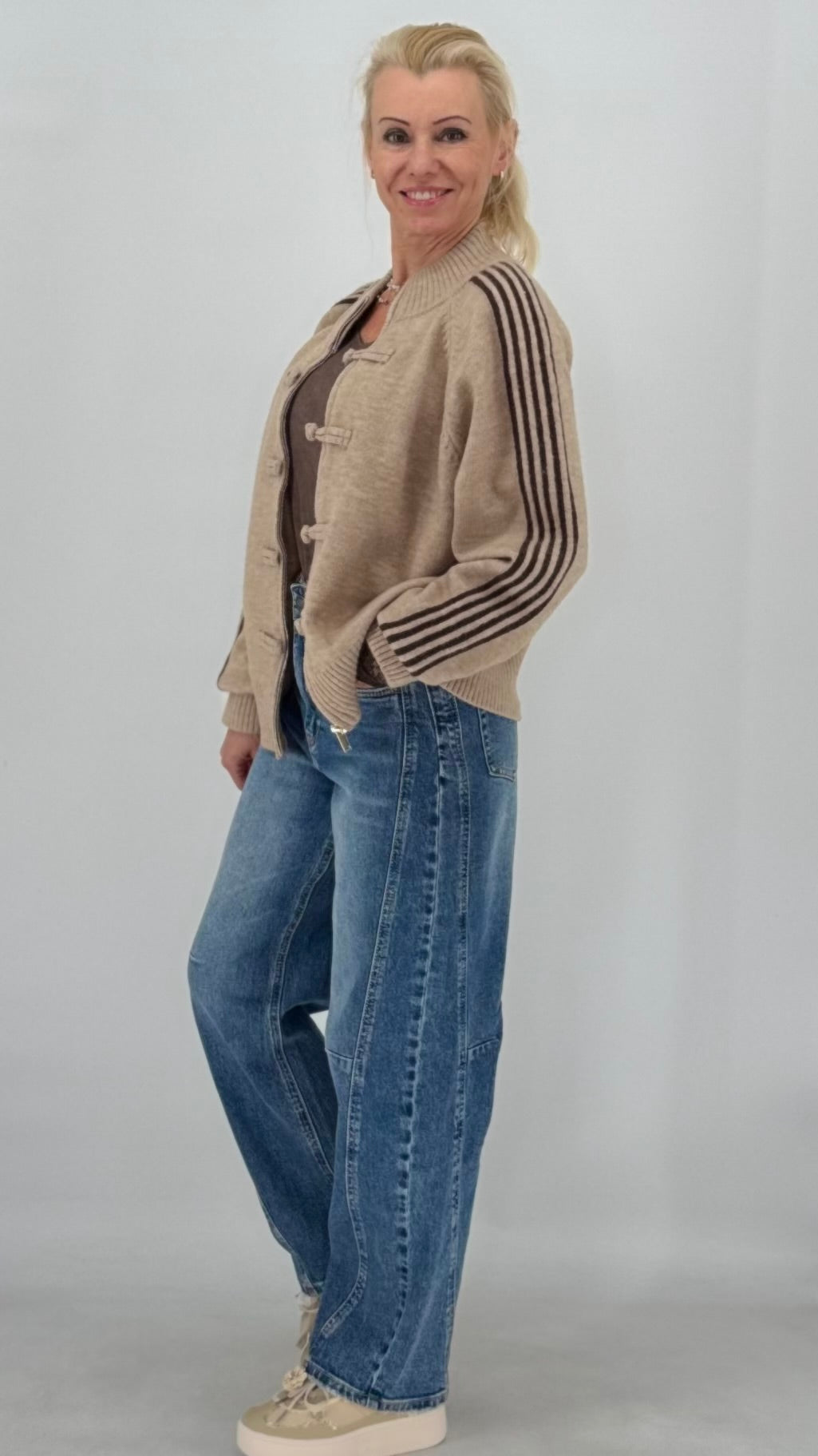 Pullover mit Reißverschluss und Knopfdetails mit Schlaufen
