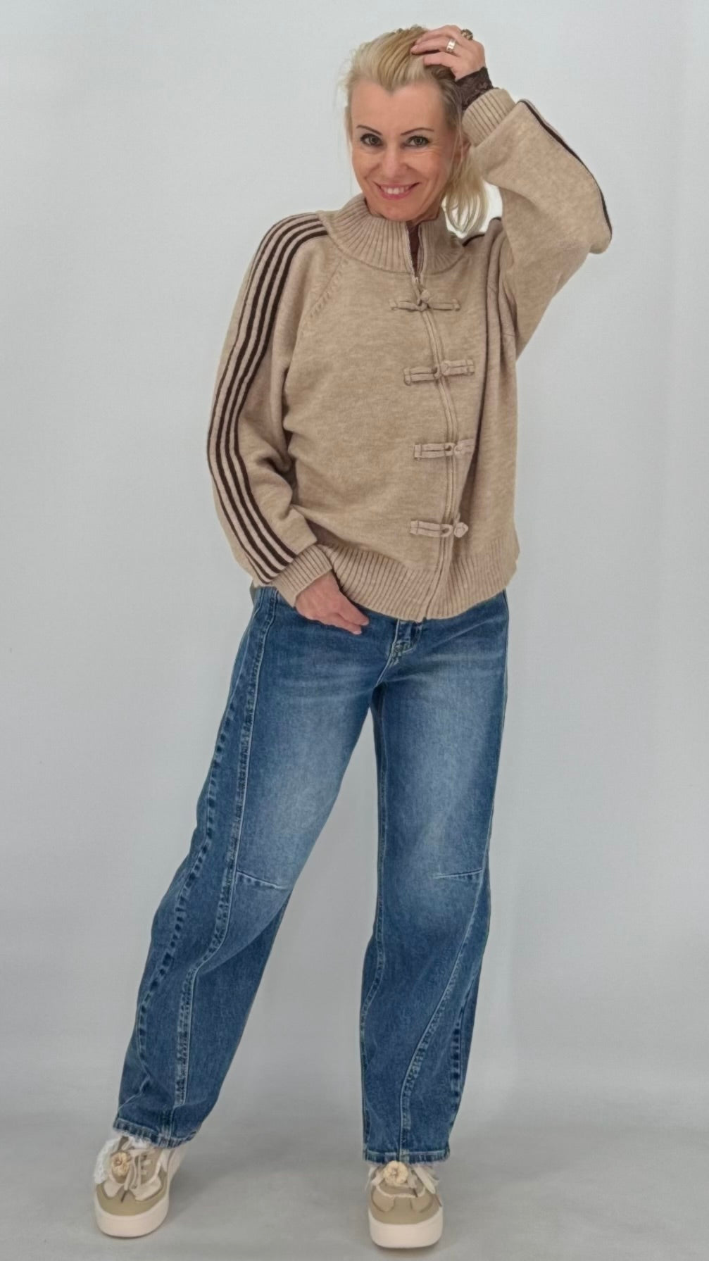 Pullover mit Reißverschluss und Knopfdetails mit Schlaufen