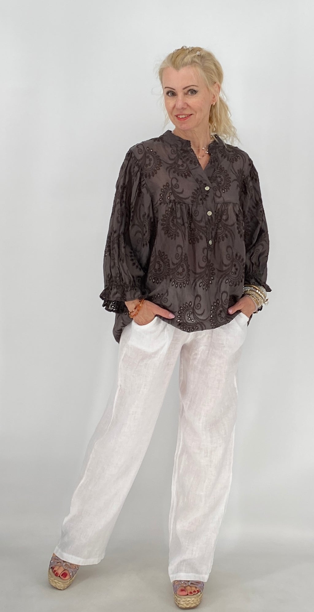 Bluse mit  Stickerei, in Braun