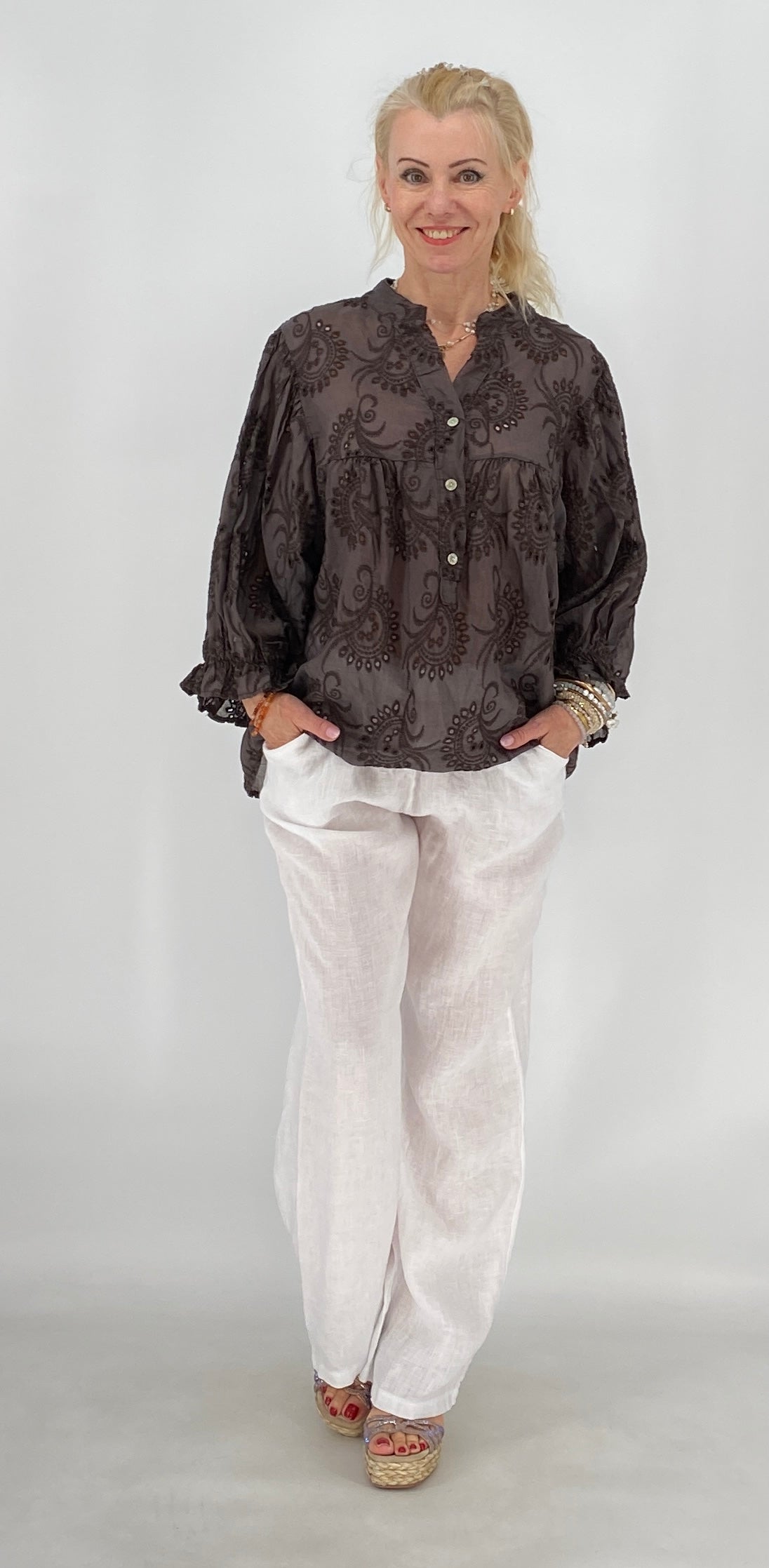 Bluse mit  Stickerei, in Braun