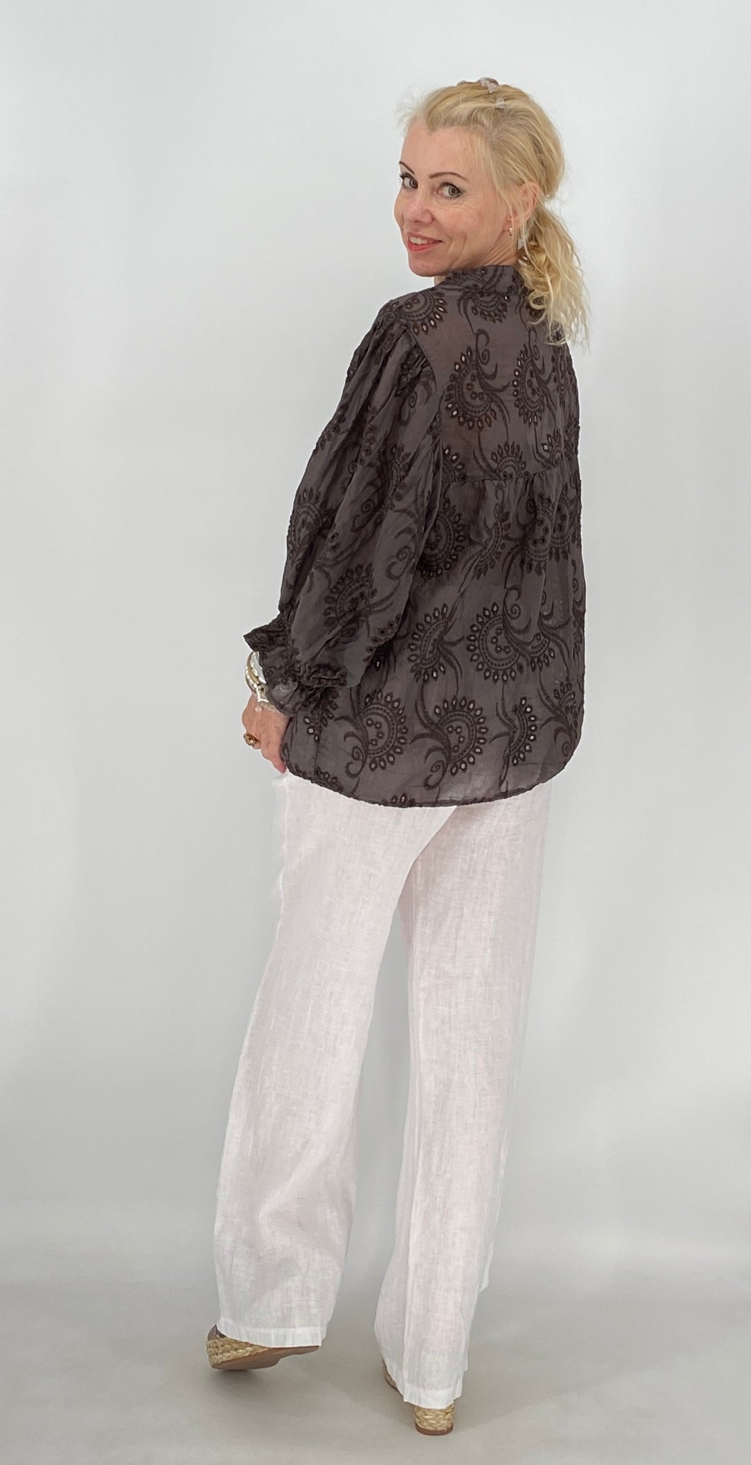 Bluse mit  Stickerei, in Braun